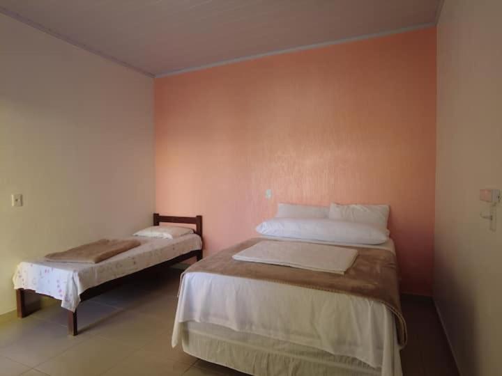 1 dormitorio con 2 camas en una habitación en Trilhas da chapada Hospedagem, en Alto Paraíso de Goiás