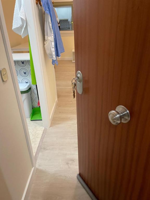 een open deur naar een kamer met een gang bij Céntrico Hospedaje en Vigo in Vigo