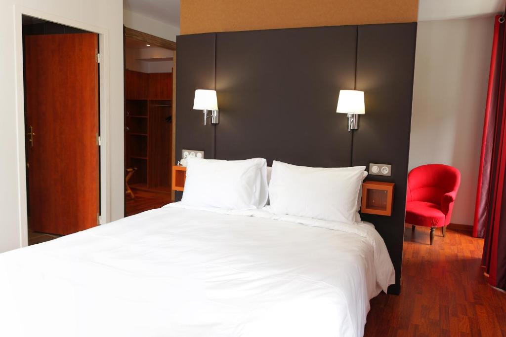 Postel nebo postele na pokoji v ubytování Logis Hôtel La Brèche de Roland