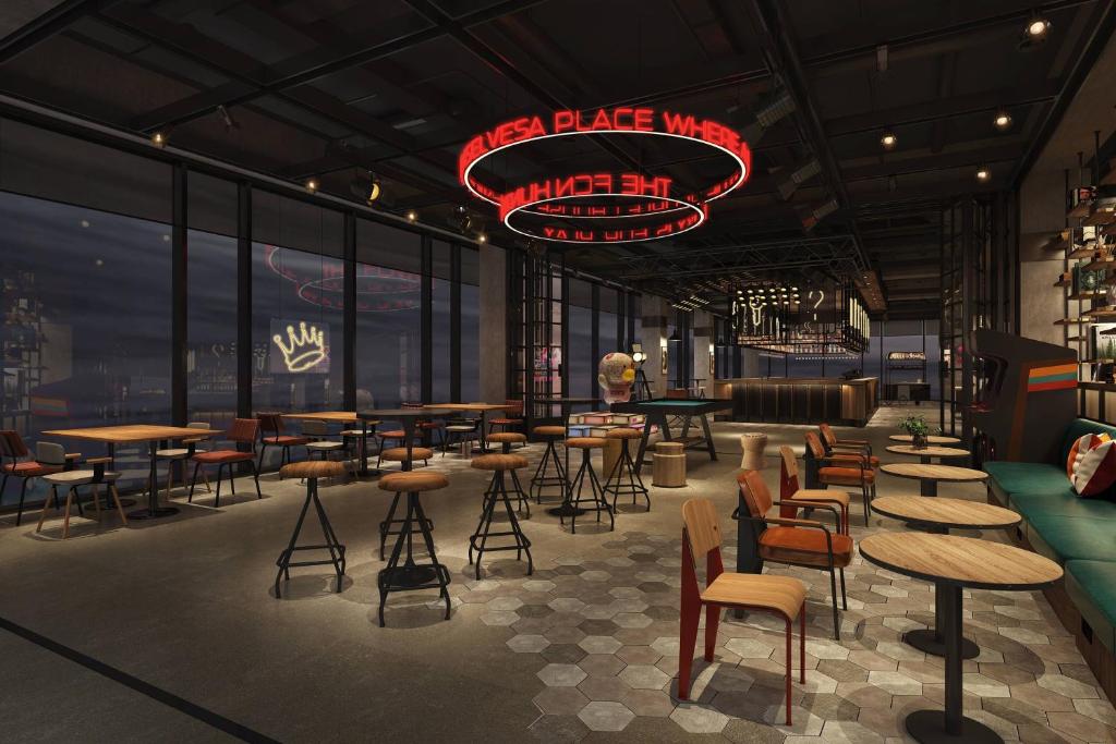 Moxy Nanjing Jiangningにあるレストランまたは飲食店