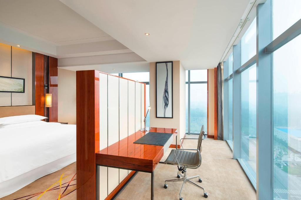 Postel nebo postele na pokoji v ubytování Sheraton Langfang Chaobai River Hotel