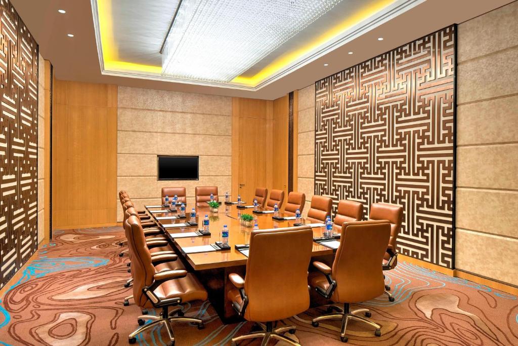 TV a/nebo společenská místnost v ubytování Sheraton Langfang Chaobai River Hotel