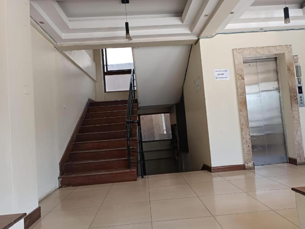 korytarzem ze schodami w budynku w obiekcie Executive Suite Apartment w mieście Nairobi