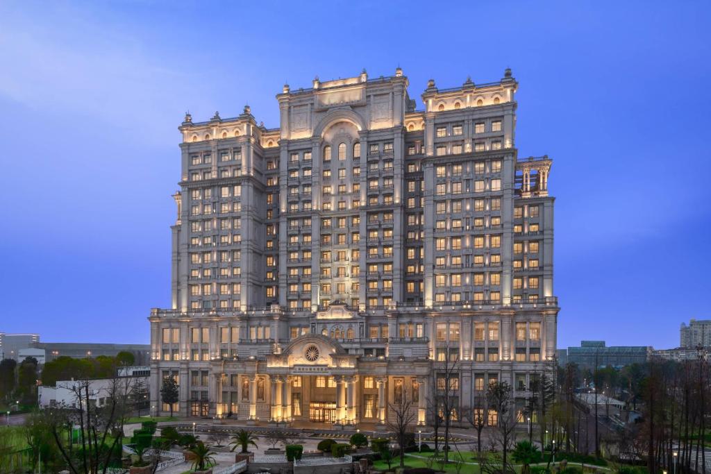 un grand bâtiment éclairé dans l'établissement Delta Hotels by Marriott Shanghai Baoshan, à Baoshan