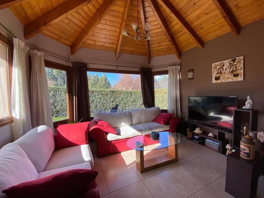 salon z kanapą i telewizorem w obiekcie La casa de la colina w mieście Bariloche