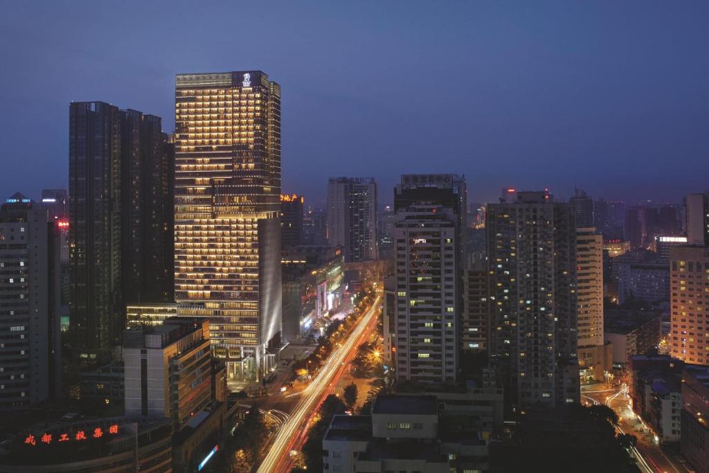 成都的住宿－成都富力麗思卡爾頓酒店，享有夜间城市景观和建筑