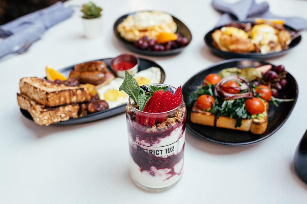 Delta Hotels by Marriott Edmonton Centre Suites - Resim 9