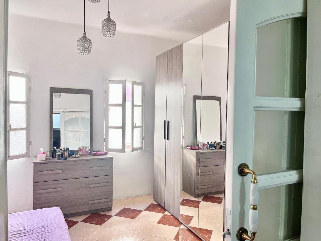 a bathroom with a sink and a mirror at Appartement Bab Lamrissa in Salé