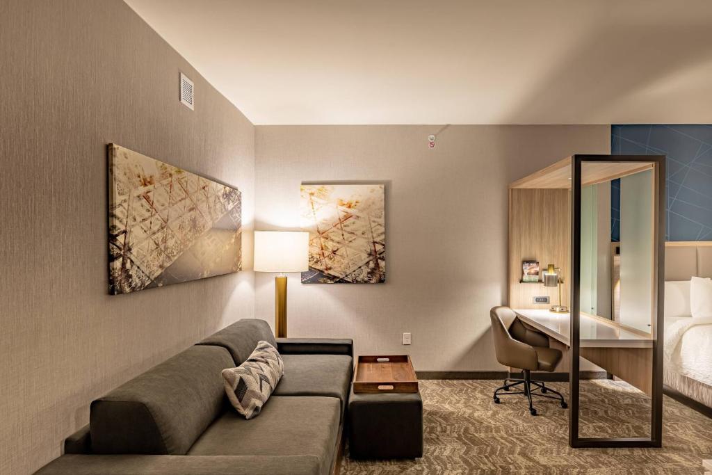 Гостиная зона в SpringHill Suites by Marriott Dallas McKinney