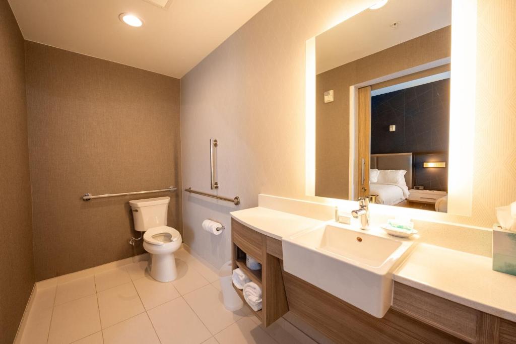 Koupelna v ubytování SpringHill Suites by Marriott Dallas McKinney