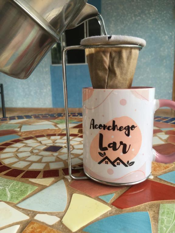 una taza de café con las palabras Derecho de rodilla inverso en ella en Aconchego Lar Cama e Café en Foz do Iguaçu