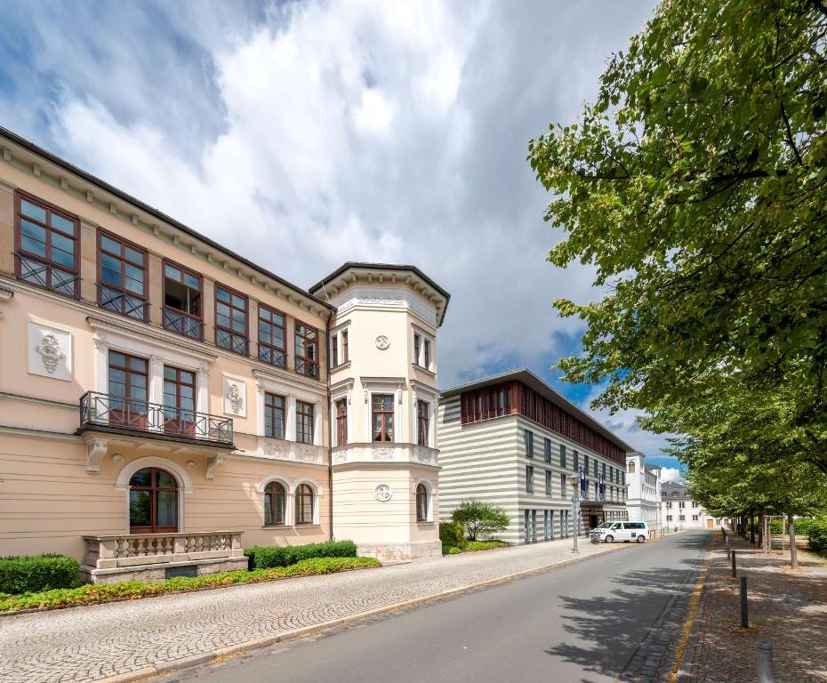 una strada vuota in una città con edifici di Dorint Am Goethepark Weimar a Weimar