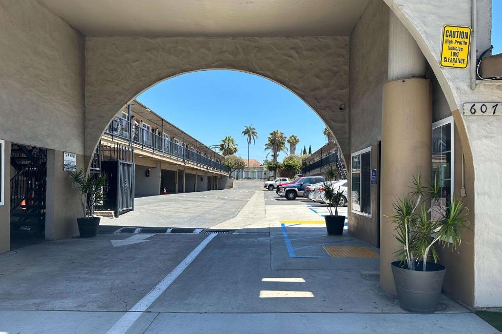 einen Torbogen in einem Gebäude mit Parkplatz in der Unterkunft Rodeway Inn National City San Diego South in National City
