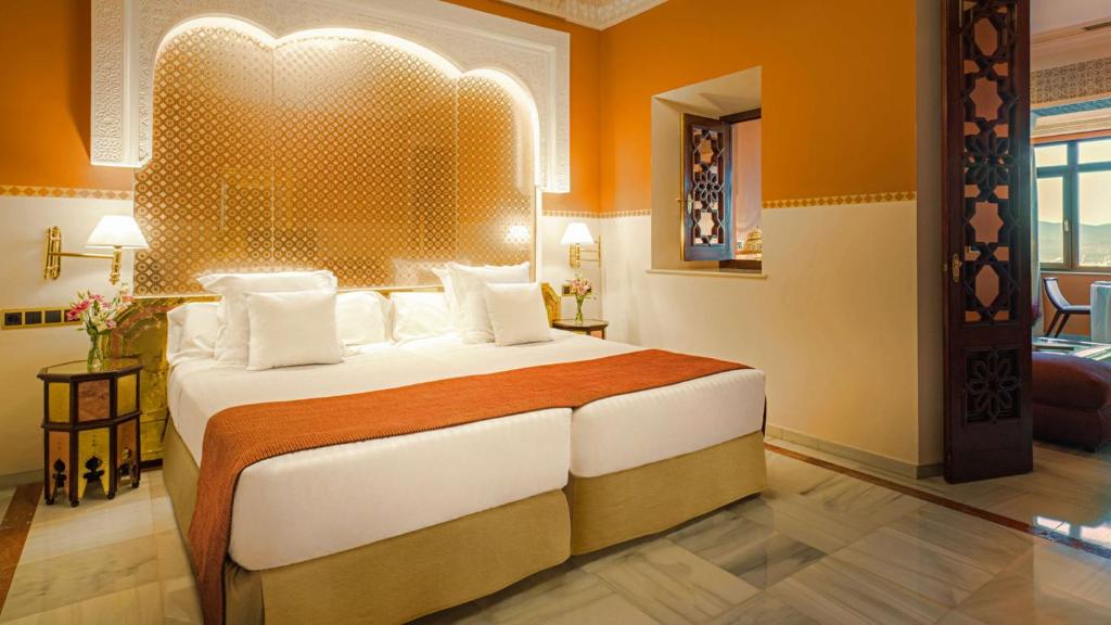 una camera con un grande letto di Alhambra Palace Hotel a Granada
