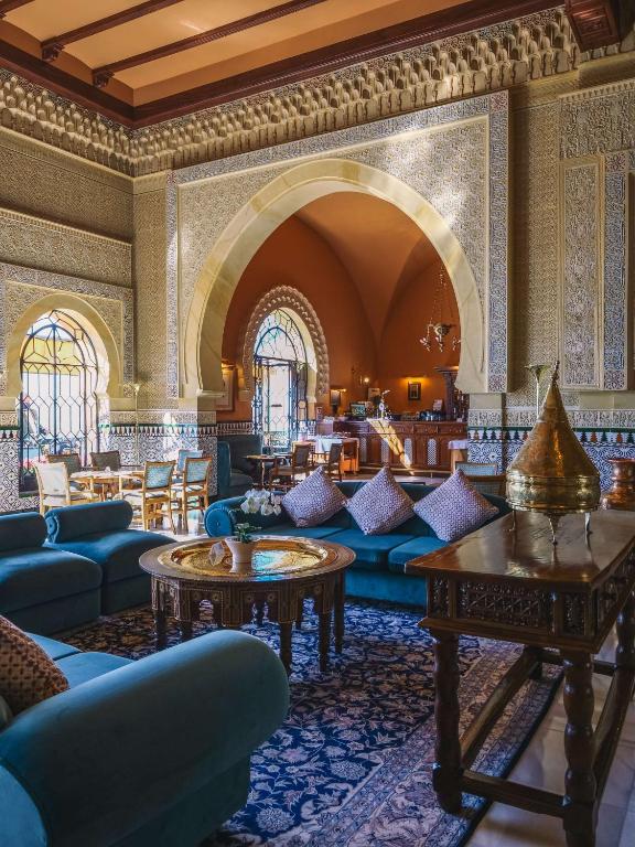 A seating area at Alhambra Palace Hotel