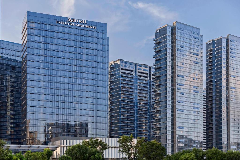 un grupo de edificios altos en una ciudad en Marriott Executive Apartments Hangzhou Yuhang, en Hangzhou