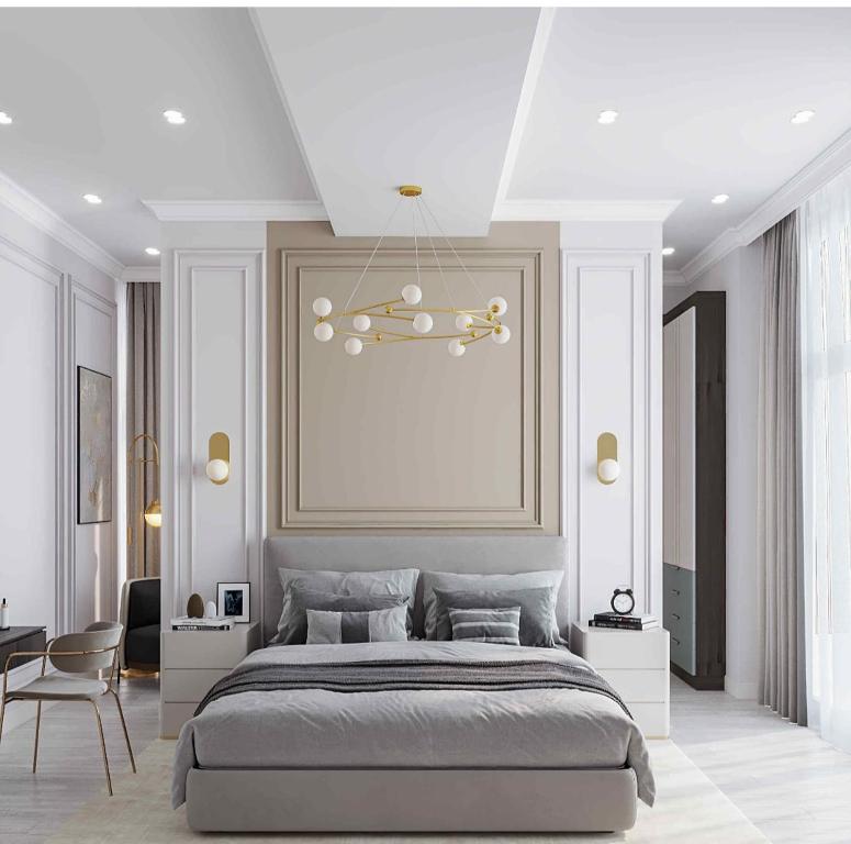 Un dormitorio con una cama grande y una lámpara de araña. en lema Hotel en Estambul