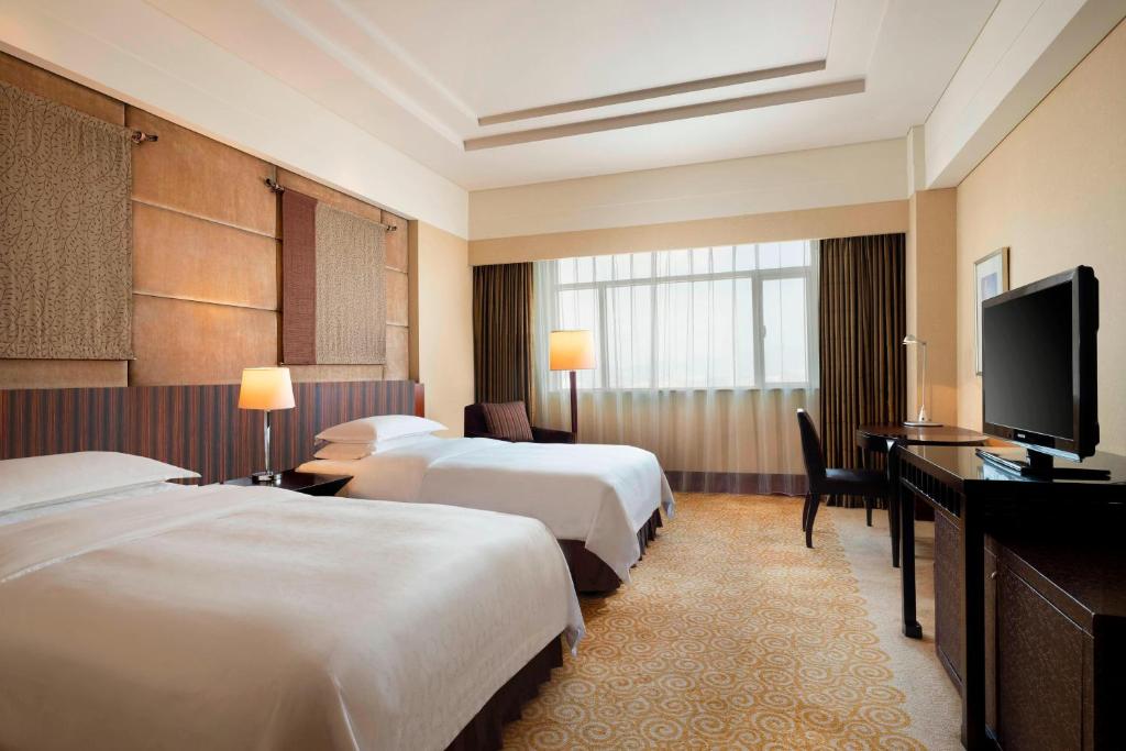 Postel nebo postele na pokoji v ubytování Sheraton Dongguan Hotel