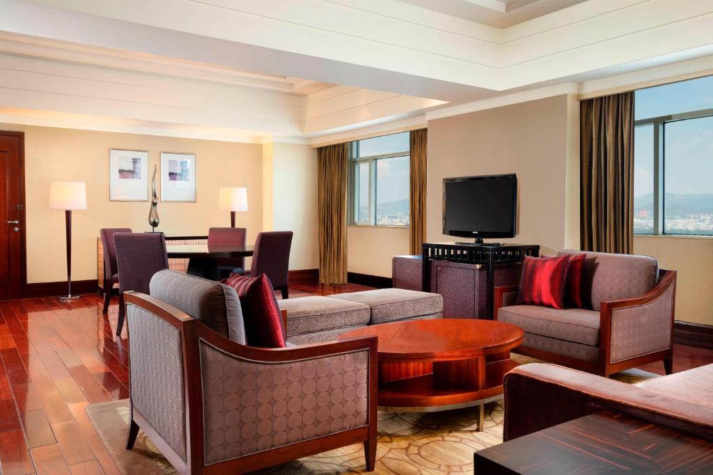 TV a/nebo společenská místnost v ubytování Sheraton Dongguan Hotel