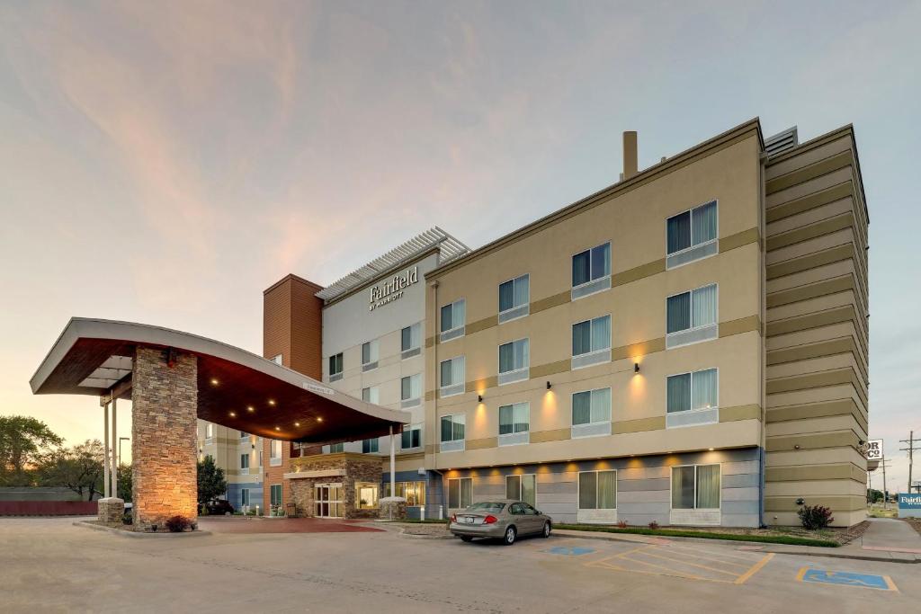 ein Hotel mit einem davor geparkt in der Unterkunft Fairfield Inn and Suites Hutchinson in Hutchinson