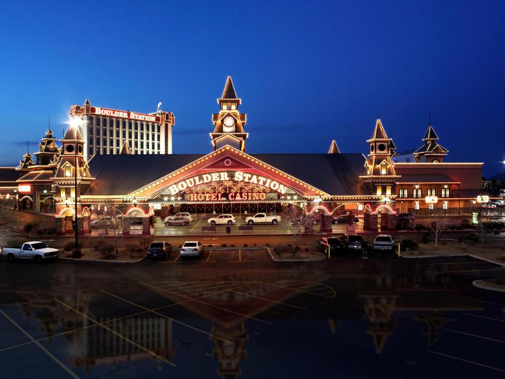 ein großes Gebäude mit einem Uhrturm darüber in der Unterkunft Boulder Station Hotel & Casino in Las Vegas