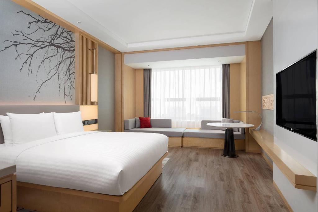 Postel nebo postele na pokoji v ubytování Courtyard by Marriott Shanghai Songjiang