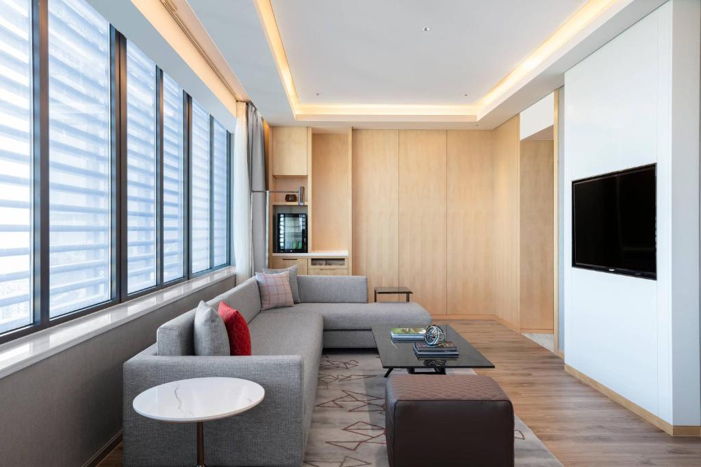 TV a/nebo společenská místnost v ubytování Courtyard by Marriott Shanghai Songjiang