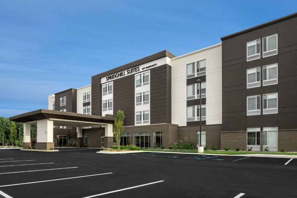 una representación de la parte delantera de un hotel con aparcamiento en SpringHill Suites by Marriott Kalamazoo Portage, en Portage
