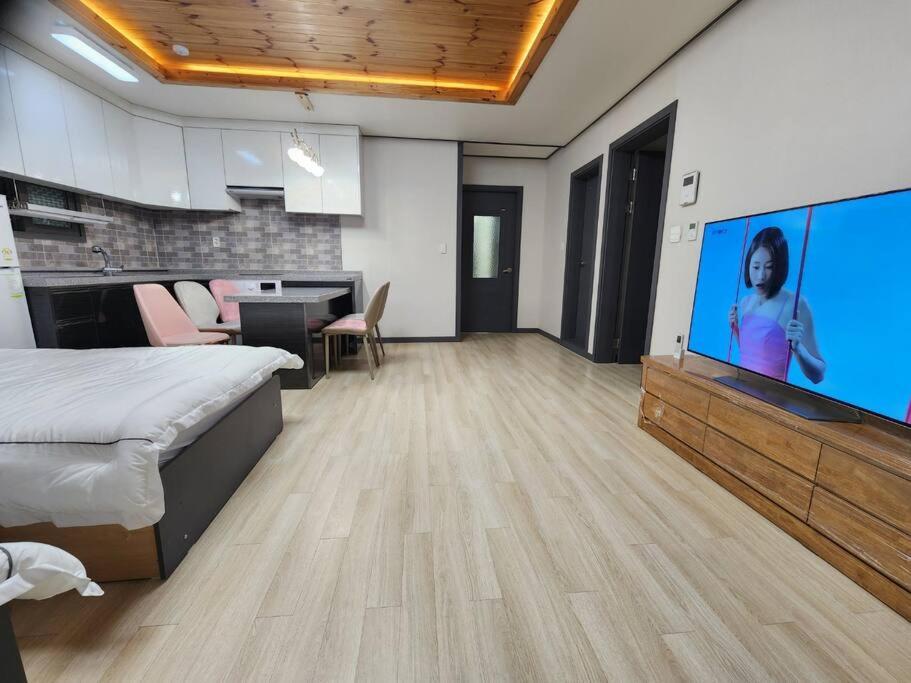 Unseo Station 10mins - Max 6pax, BBQ في انشيون: غرفة نوم مع تلفزيون بشاشة مسطحة كبيرة في الغرفة
