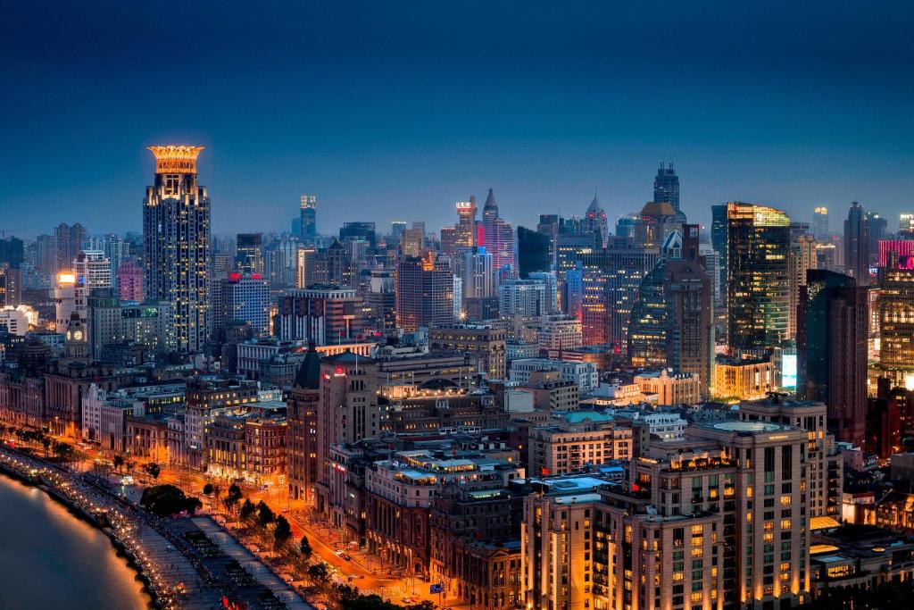 uma vista para o horizonte da cidade à noite em The Westin Bund Center, Shanghai em Xangai