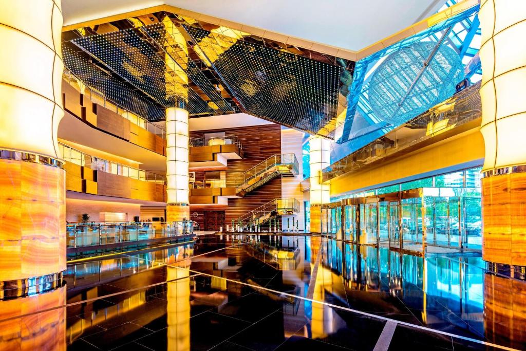 ein großes Gebäude mit einem Pool in der Mitte in der Unterkunft The Westin Beijing Chaoyang in Peking