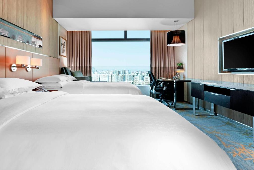 Postel nebo postele na pokoji v ubytování Sheraton Grand Beijing Dongcheng Hotel