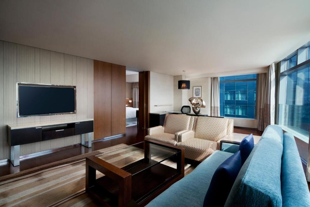 TV a/nebo společenská místnost v ubytování Sheraton Grand Beijing Dongcheng Hotel