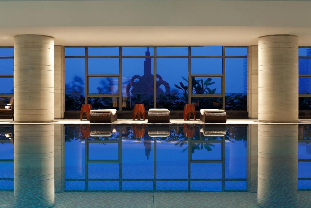 Bazén v ubytování Sheraton Hefei Xinzhan Hotel nebo v jeho okolí