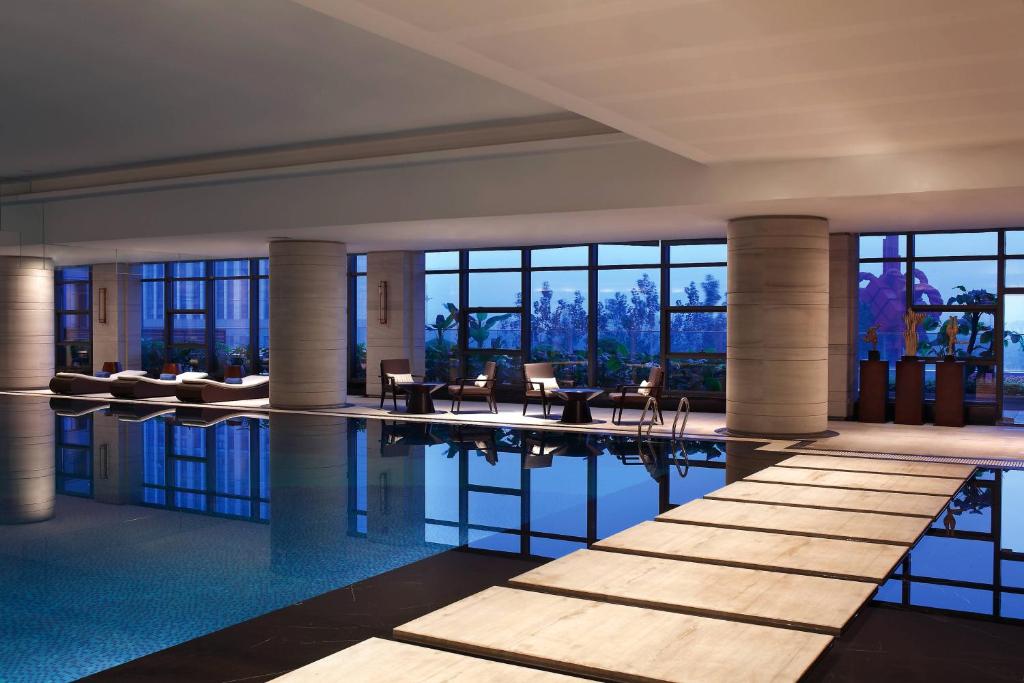 Bazén v ubytování Sheraton Hefei Xinzhan Hotel nebo v jeho okolí