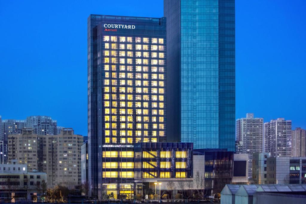 西安的住宿－西安藍海風萬怡酒店，一座高大的建筑,城市里灯火通明
