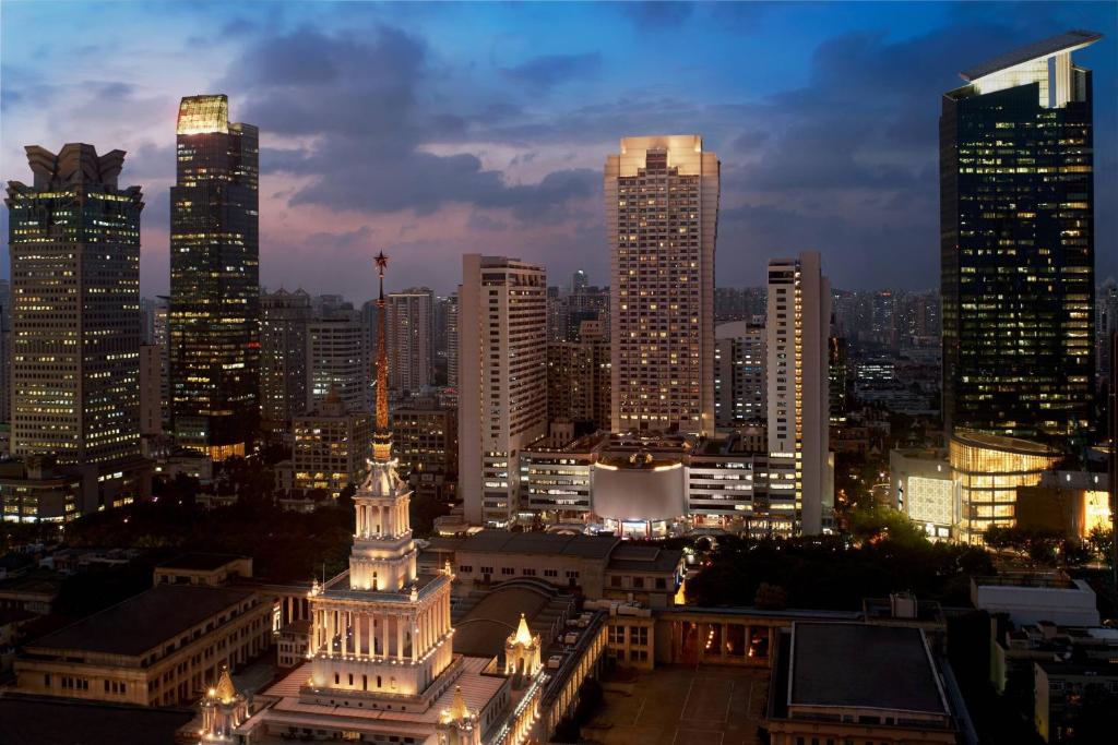 vista de uma cidade à noite com edifícios em The Portman Ritz-Carlton Shanghai em Xangai