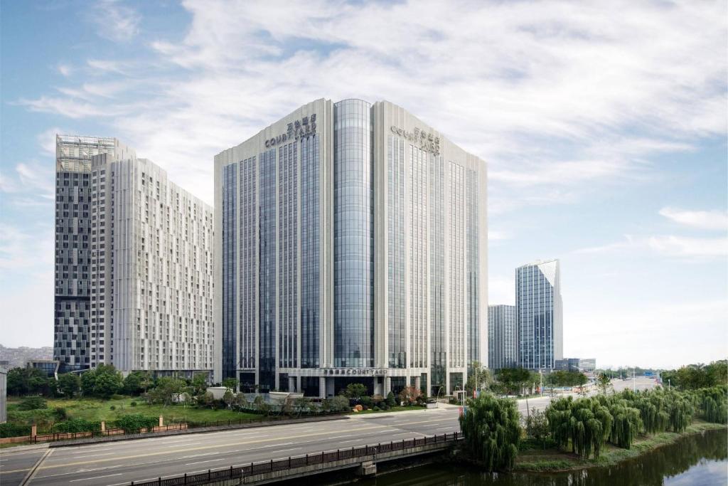 泰州泰州万怡酒店  的公路城市中一群高大的建筑