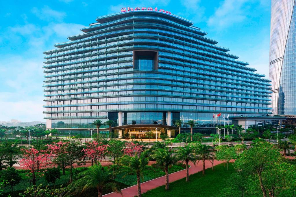 un gran edificio con un cartel encima en Sheraton Zhuhai Hotel en Zhuhai