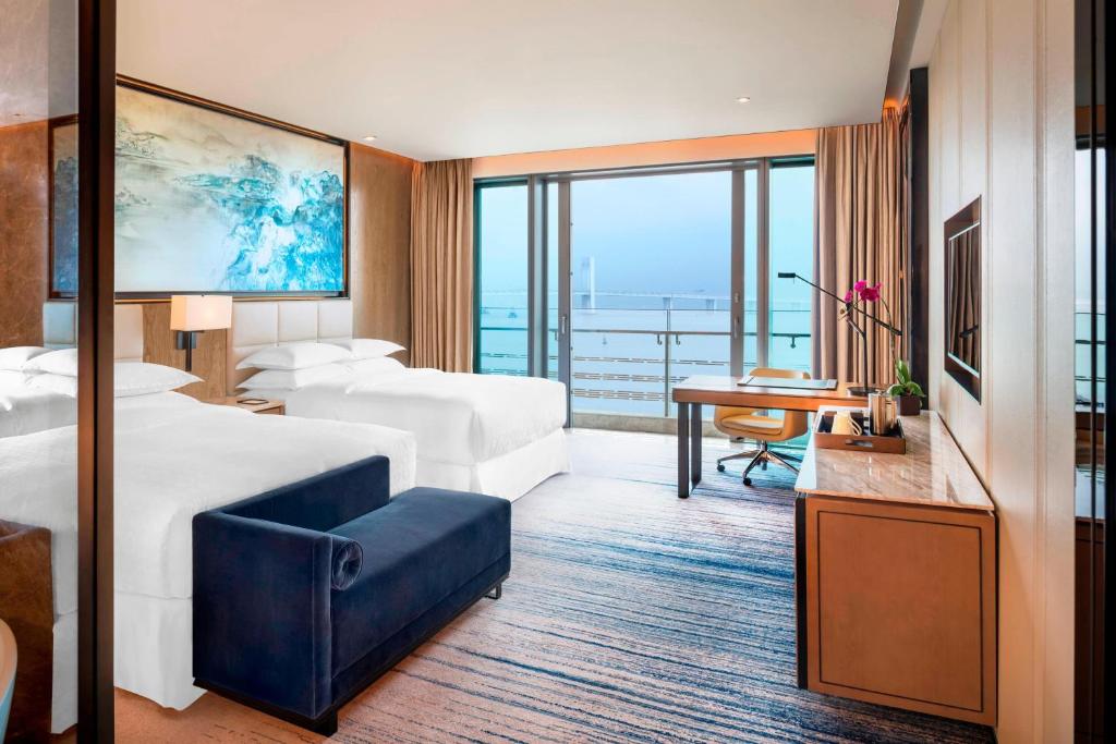 Postel nebo postele na pokoji v ubytování Sheraton Zhuhai Hotel