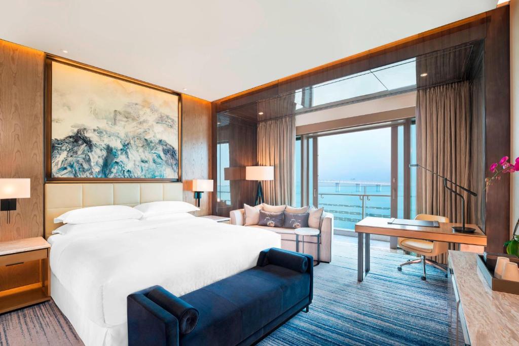 Postel nebo postele na pokoji v ubytování Sheraton Zhuhai Hotel