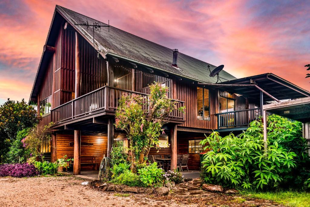 JagganTreetops Sanctuary - Luxury Treehouse pole home的大型木屋,配有 ⁇ 