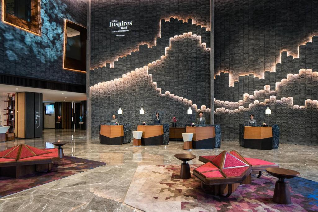 een lobby van een hotel met een grote muur bij Renaissance Xi'an Hotel in Xi'an