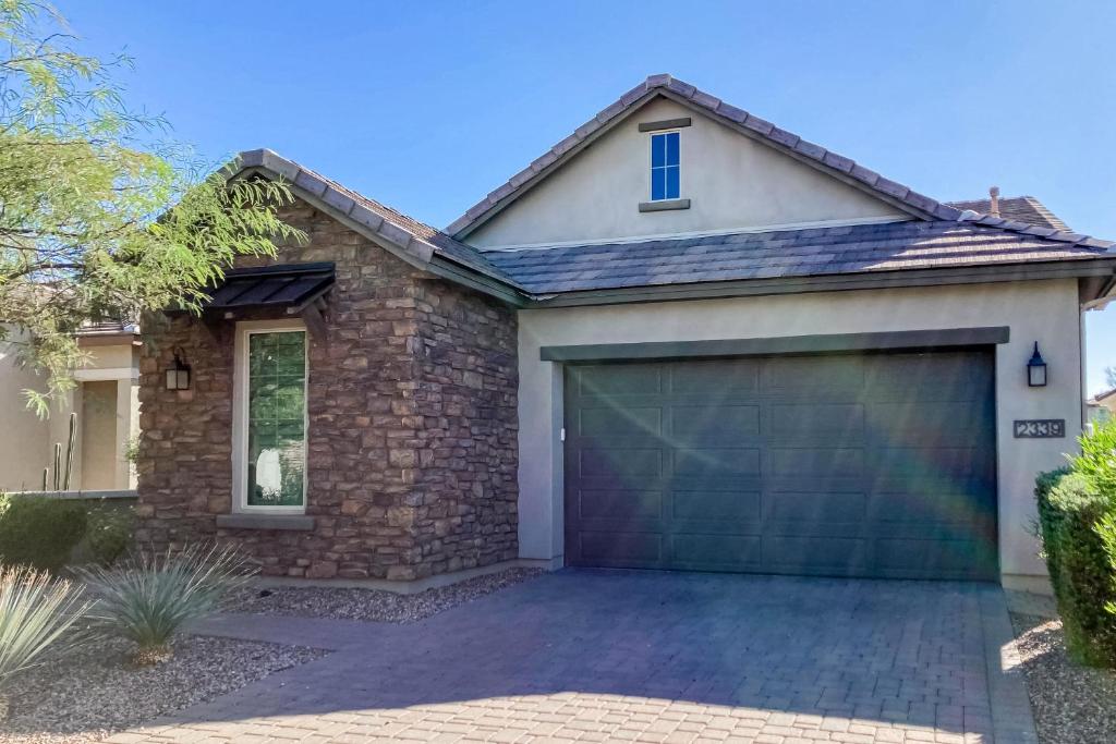 ein Haus mit Garage in der Unterkunft Saguaro Sanctuary in Phoenix