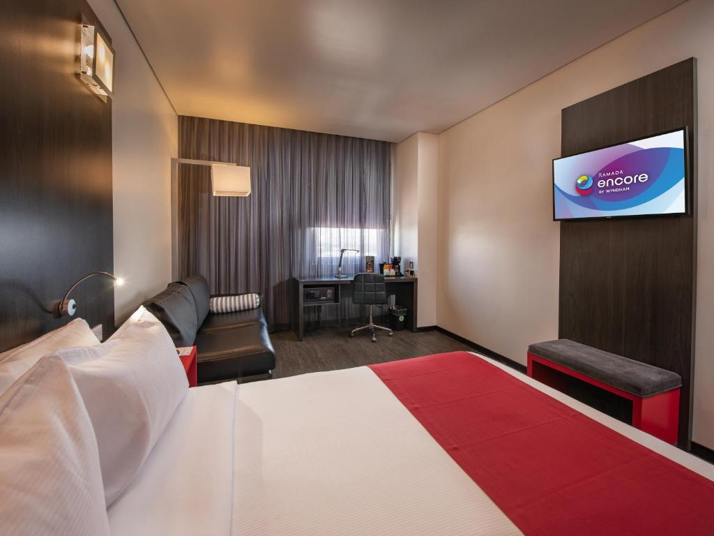 Postel nebo postele na pokoji v ubytování Ramada Encore by Wyndham Aguascalientes