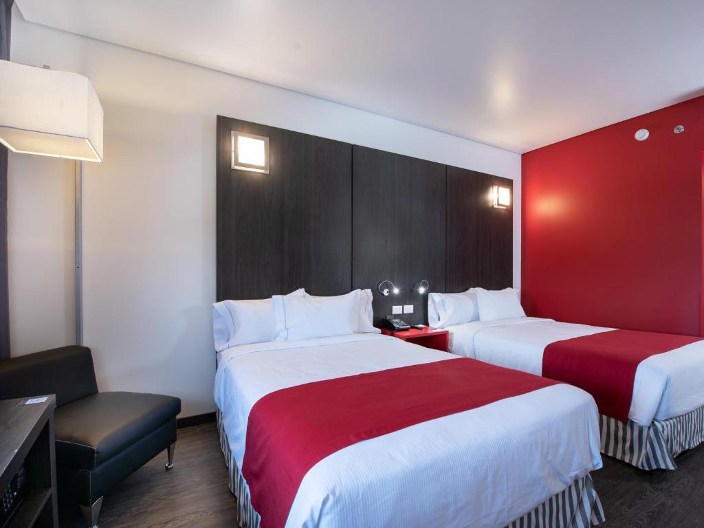 Postel nebo postele na pokoji v ubytování Ramada Encore by Wyndham Aguascalientes
