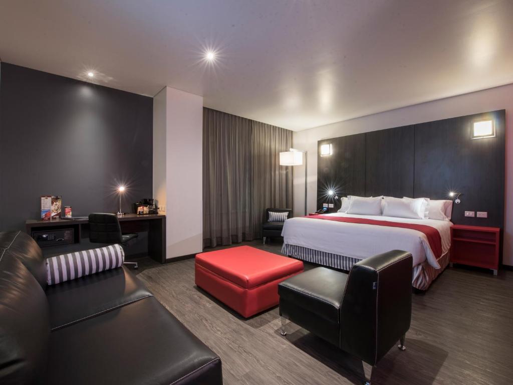 Postel nebo postele na pokoji v ubytování Ramada Encore by Wyndham Aguascalientes