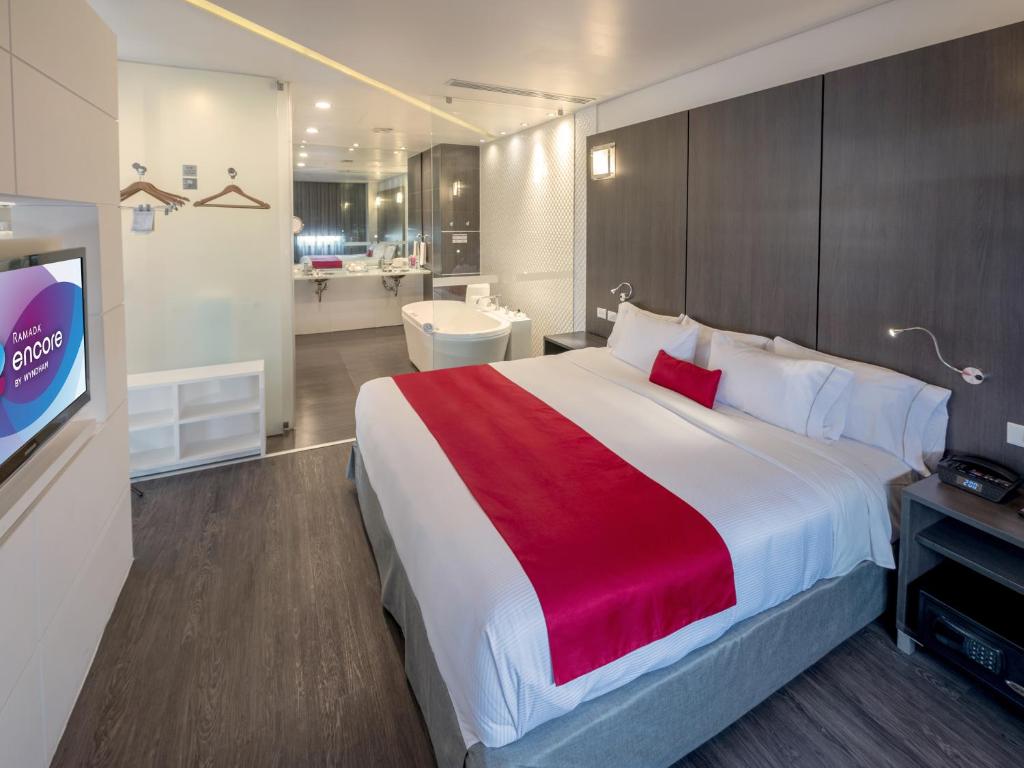 Postel nebo postele na pokoji v ubytování Ramada Encore by Wyndham Aguascalientes