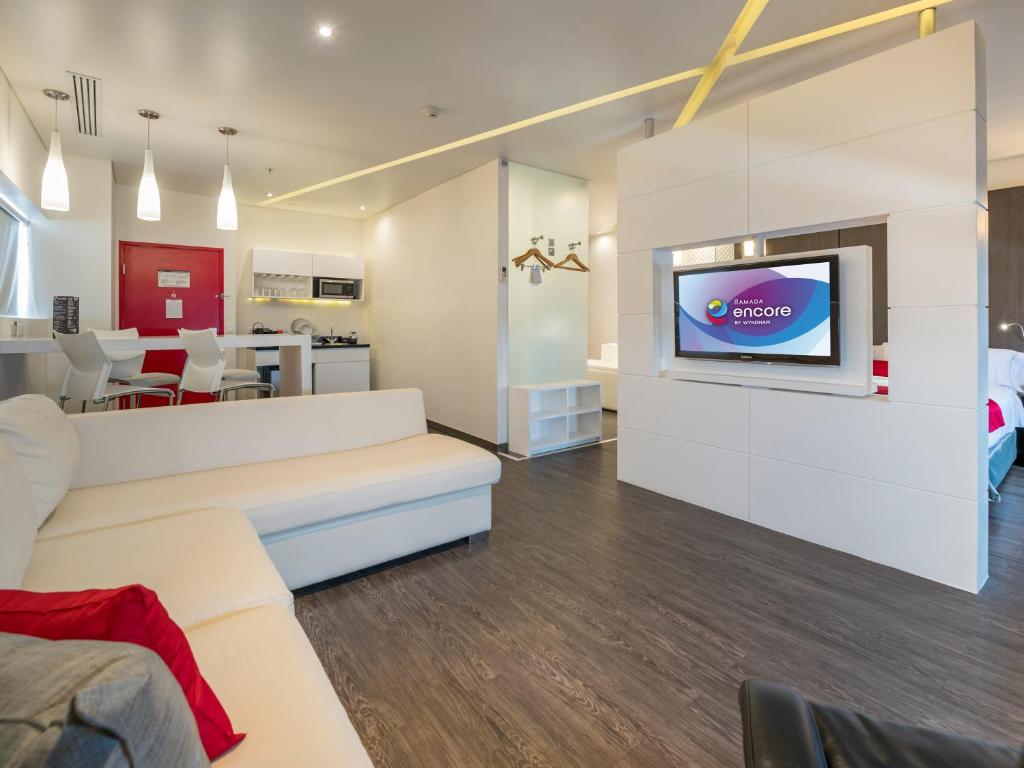 TV a/nebo společenská místnost v ubytování Ramada Encore by Wyndham Aguascalientes