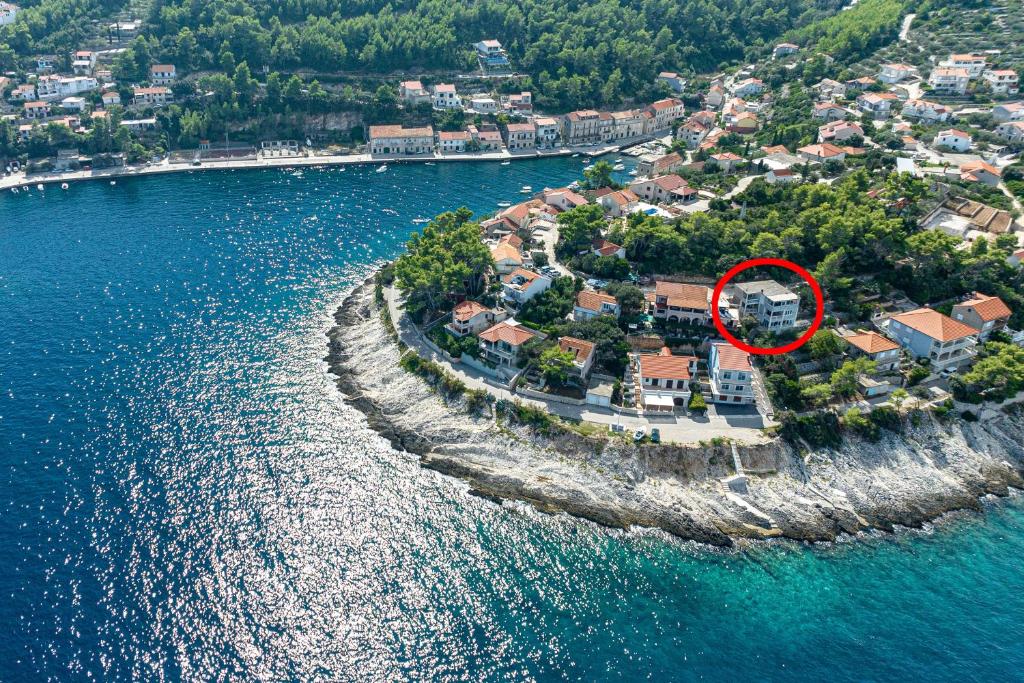 wyspa z domem na środku wody w obiekcie Apartments by the sea Prigradica, Korcula - 248 w mieście Blato